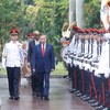 Tổng Bí thư, Chủ tịch nước Tô Lâm và Tổng thống Singapore Tharman Shanmugaratnam duyệt Đội danh dự. (Ảnh: Thống Nhất/TTXVN) 