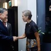 Cán bộ, nhân viên Đại sứ quán và cộng đồng người Việt Nam tại Singapore đón Tổng Bí thư, Chủ tịch nước Tô Lâm và Phu nhân. (Ảnh: Thống Nhất/TTXVN)