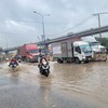 Khu vực nút giao Tân Vạn biến thành "ao nước" lớn sau 1 trận mưa