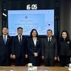 Bà Vũ Thị Chân Phương, Chủ tịch UBCKNN (thứ tư, từ phải sang) và ông Wisit Wisitsora-at, Chủ tịch SEC Thái Lan (thứ ba, từ phải sang) tại buổi làm việc 