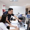 Công chức Hải quan hỗ trợ hướng dẫn doanh nghiệp thực hiện thủ tục hải quan. Ảnh: Đức Thanh.