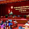 100% đại biểu HĐND tỉnh biểu quyết thông qua các nghị quyết trình tại kỳ họp. Ảnh: QMG