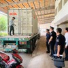 Lực lượng hải quan kiểm tra lô hàng có dấu hiệu vi phạm.