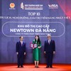 Bà Hoàng Quỳnh Phương - Đại diện Công ty TNHH Phát triển New Town - chủ đầu tư Khu đô thị cao cấp Newtown Đà Nẵng nhận Danh hiệu.