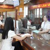 Người dân thực hiện thủ tục hành chính.