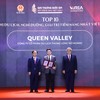 Ông Đinh Sơn Tùng - Đại diện Công ty CP Du lịch Thung lũng Nữ Hoàng - chủ đầu tư Queen Valley Estate – nhận Danh hiệu