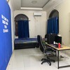 Một căn phòng nơi các đối tượng nước ngoài trú ngụ đã 'đầy đủ" phông bạt mô phỏng cơ quan chức năng nước ngoài cùng máy móc nghi vấn phục vụ lừa đảo online
