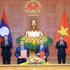 Bộ trưởng Bộ Tài chính Việt Nam và Phó Thủ tướng, Bộ trưởng Bộ Tài chính Lào trao Thỏa thuận hợp tác giai đoạn 2026-2030 dưới sự chứng kiến của Thủ tướng Chính phủ hai nước. Ảnh: Đức Thanh.