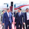 Bộ trưởng Bộ Công Thương Lê Mạnh Hùng đón Thủ tướng Campuchia Samdech Moha Borvor Thipadei Hun Manet tại Sân bay quốc tế Nội Bài (Hà Nội). (Ảnh: Minh Đức/TTXVN)