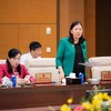 Chủ nhiệm Ủy ban Dân nguyện và giám sát Lê Thị Nga trình bày báo cáo. 
