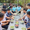 Chị Phùng Thị Bình, Phó tổng giám đốc Agribank (đứng thứ hai từ phải sang) trong chuyến công tác ở Trường Sa mới đây (Ảnh: Bình Phạm)