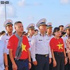 Chuẩn đô đốc Trần Mạnh Chiến (đứng chính giữa hàng đầu) trong chuyến công tác thăm Trường Sa mới đây (Ảnh: Bình Phạm)