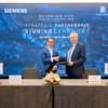 Ông Phạm Thái Lai (trái), Chủ tịch kiêm Tổng giám đốc Siemens khu vực ASEAN và Việt Nam và ông Ole Bollingtoft, Tổng Giám đốc Pacific Land Việt Nam trao biên bản ghi nhớ