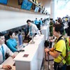 Khách hàng làm thủ tục tại sân bay.