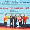 Lãnh đạo TP.Đà Nẵng trao quyết định chấp thuận cho các nhà đầu tư triển khai dự án tại Khu Thương mại tự do.