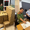 Lực lượng chức năng kiểm tra hàng hóa vi phạm. 