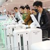 Hành khách xuất nhập cảnh qua hệ thống autogate tại sân bay Tân Sơn Nhất. Ảnh: Báo Thanh Niên.
