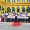 Tổng Bí thư, Chủ tịch nước với các nhà báo tiêu biểu nhân kỷ niệm 101 năm Ngày Báo chí Cách mạng Việt Nam. Ảnh: TTXVN