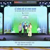 Ông Đồng Quang Thức - Giám đốc Ban ESG Tập đoàn Phenikaa, Phó tổng giám đốc Vicostone nhận chứng nhận từ chương trình.