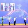 Phó Thủ tướng Hồ Quốc Dũng và các đại biểu bấm nút ra mắt Hệ thống truy xuất nguồn gốc nông sản - Ảnh: VGP