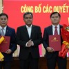 Bí thư Tỉnh ủy Quảng Ngãi Hồ Văn Niên (giữa) trao quyết định của Ban Bí thư Trung ương Đảng và tặng hoa chúc mừng ông Trần Ngọc Tuấn và ông Trương Huy Tâm. Ảnh: Thiên Hậu 