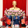 Ông Bùi Văn Khắng, Chủ tịch UBND tỉnh Quảng Ninh trao Quyết định cho ông Nguyễn Việt Dũng, Giám đốc Sở Giáo dục và Đào tạo (thứ nhất từ phải sang) và ông Lê Ngọc Thanh, Giám đốc Sở Văn hóa, Thể thao và Du lịch (thứ nhất từ trái sang).