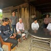 Lãnh đạo Công ty Thủy điện Sông Tranh và UBND xã Trà Tân trò chuyện, động viên gia đình có hoàn cảnh khó khăn.