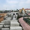 Trong khi chờ nhận được mặt bằng, các nhà thầu thi công cải tạo, mở rộng Quốc lộ 2 tập trung đúc các cấu kiện bê tông để có sản lượng và khối lượng giải ngân. (Ảnh chụp vào ngày 25/11/2025).