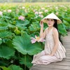 Du khách check - in tại đầm sen nổi tiếng nhất Ninh Bình nằm ngay dưới chân núi Ngọa Long tại khu du lịch Hang Múa.