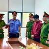 Cơ quan cảnh sát điều tra tống đạt quyết định bắt bị can để tạm giam đối với Lê Văn Thành (áo đỏ). Ảnh: CA Quảng Trị