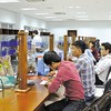 Người dân làm thủ tục hành chính tại Trung tâm Hành chính công TP. Đà Nẵng. Ảnh: Linh Đan