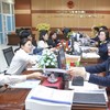 Công chức Thuế tỉnh Thái Nguyên hỗ trợ người nộp thuế thực hiện pháp luật thuế. Ảnh: Đức Thanh