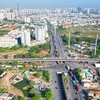 Nút giao Mỹ Thủy đã hoàn thành hầm chui và một phần cầu vượt nhưng còn nhiều hạng mục khác đang vướng giải phóng mặt bằng - Ảnh: Lê Toàn