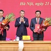 Thủ tướng Lê Minh Hưng tặng hoa chúc mừng Quyền Bộ trưởng Bộ Nội vụ Nguyễn Tiến Hải và Thứ trưởng Thường trực Bộ Dân tộc và Tôn giáo Nguyễn Hoài Anh - Ảnh: VGP