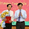 Trưởng Ban Tổ chức Trung ương Nguyễn Duy Ngọc trao quyết định cho ông Đỗ Thanh Bình. Ảnh: Phạm Trung