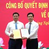 Phó Trưởng Ban Tổ chức Trung ương Trịnh Mạnh Linh (phải) trao quyết định của Ban Bí thư cho ông Nguyễn Đức Tâm. 
