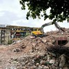 Phá dỡ khu nhà chung cư cũ A7, A8 Vạn Mỹ. Ảnh: Thanh Sơn