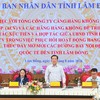 Chủ tịch UBND tỉnh Lâm Đồng Hồ Văn Mười (đứng) làm việc với Tổng công ty Cảng hàng không Việt Nam (ACV) và các hãng hàng không. Ảnh: Hạ Chúc 
