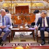 Chủ tịch UBND TP. Hà Nội Vũ Đại Thắng trao đổi với Đại sứ Israel tại Việt Nam Yaron Mayer.