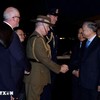 Quan chức Australia đón Tổng Bí thư, Chủ tịch nước Tô Lâm tại sân bay quốc tế Sydney Kingsford Smith. (Ảnh: Thống Nhất/TTXVN)