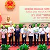 Lãnh đạo TP. Hà Nội tặng hoa các đồng chí trong danh sách miễn nhiệm Ủy viên UBND TP. Hà Nội. Ảnh: Thành Thái.