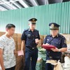 Công chức hải quan kiểm tra hàng hoá vi phạm.