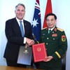 Đại tướng Phan Văn Giang, Ủy viên Bộ Chính trị, Phó Thủ tướng Chính phủ, Bộ trưởng Bộ Quốc phòng và Phó Thủ tướng, Bộ trưởng Bộ Quốc phòng Australia Richard Marles ký kết cập nhật Tuyên bố Tầm nhìn chung về thúc đẩy hợp tác quốc phòng giữa Bộ Quốc phòng hai nước. (Ảnh: Thu Trang/Vietnam+)