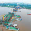 Toàn cảnh công trường Cầu Trần Hưng Đạo, nhiều mũi thi công đang được triển khai đồng loạt trên bờ và giữa sông Hồng.