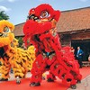 Du khách hào hứng hòa mình vào không khí lễ hội tại làng cổ Đường Lâm (Ảnh: Linh Nguyễn)