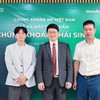 Tổng giám đốc NHSV - ông Moon Sung Geun cùng đối tác