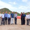 Ông Phạm Anh Tuấn, Chủ tịch UBND tỉnh Gia Lai (thứ 8, từ trái sang) kiểm tra Dự án Nhà máy sản xuất viên nén chất đốt và pallet vào ngày 8/8/2026. Ảnh: Hòa Ngô. 