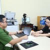 Công an Đồng Nai làm việc với một bị can trong vụ án mua bán trái phép hóa đơn (ảnh Công an TP.Đồng Nai) 