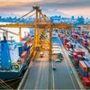 Tính đến hết tháng 7 năm 2026, kim ngạch xuất khẩu đạt 319,7 tỷ USD, tăng 21,7% so với cùng kỳ, cao hơn mục tiêu cả năm 15-16% và thuộc nhóm tăng trưởng tốt trong nhiều năm trở lại đây. Tuy nhiên, cán cân thương mại hàng hóa ghi nhận nhập siêu khoảng 20,3 tỷ USD.