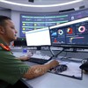 Cán bộ, chiến sĩ Cục An ninh mạng và phòng, chống tội phạm sử dụng công nghệ cao theo dõi biểu đồ xu hướng mã độc, đánh giá trực tiếp các nguy cơ trên không gian ảo (Ảnh: TTXVN)